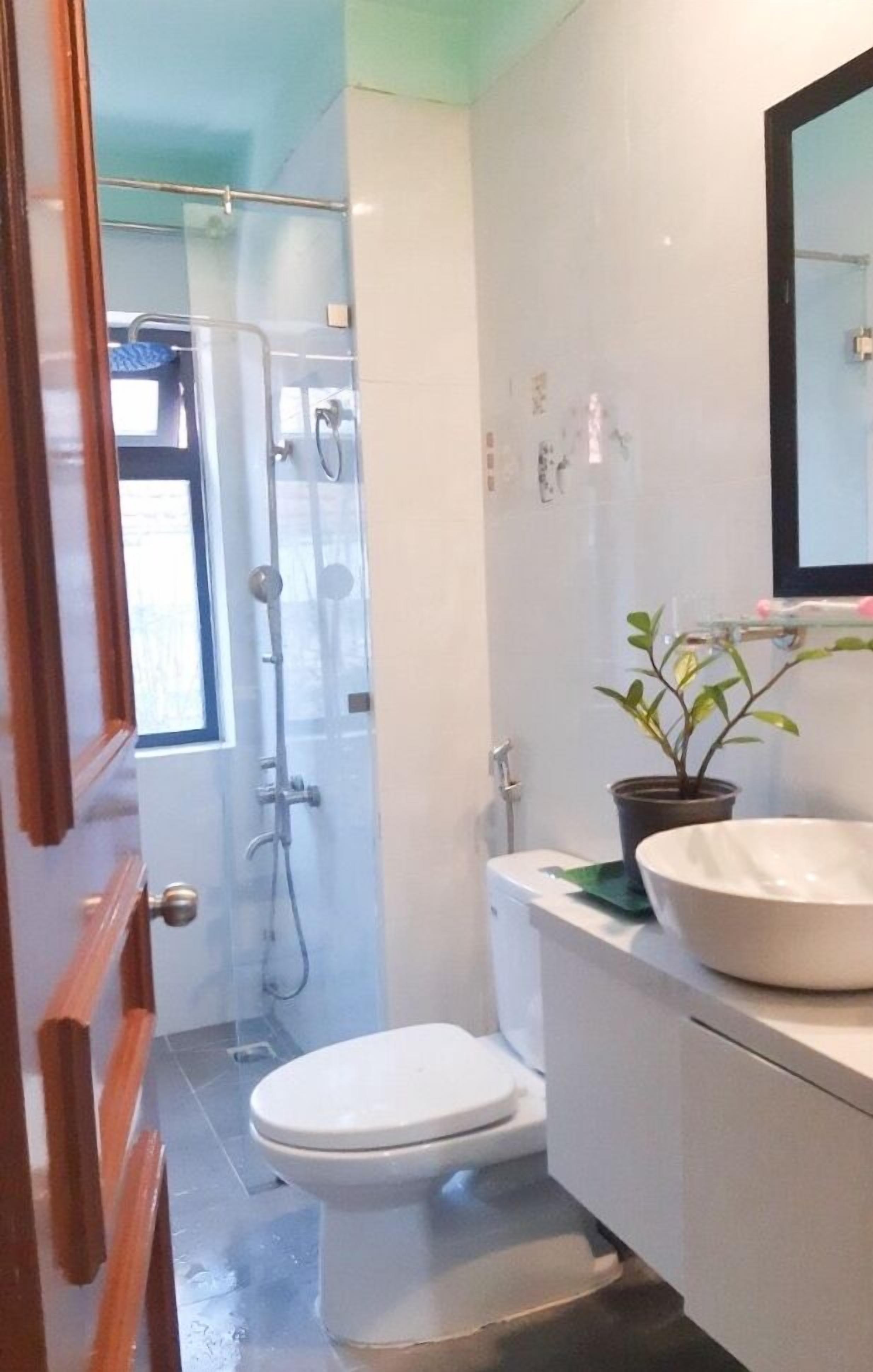 Basic Room, 1 Queen Bed, Smoking | Bathroom | Shower, free toiletries, slippers, bidet