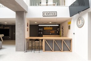 Cooked-to-order breakfast for a fee on weekdays