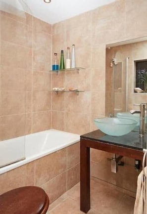 Apartment | Badezimmer | Duschwanne, kostenlose Toilettenartikel, Haartrockner, Handtücher