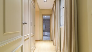 A hallway with a door leading to a bathroom. - Hotel Platería by Bossh Hotels (Ecija)