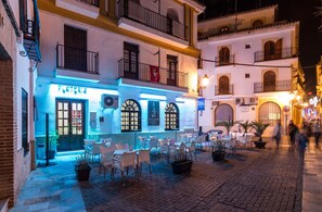 A restaurant with outdoor seating, a sign reading "PLATELIER," and a tiled courtyard. - Hotel Platería by Bossh Hotels (Ecija)