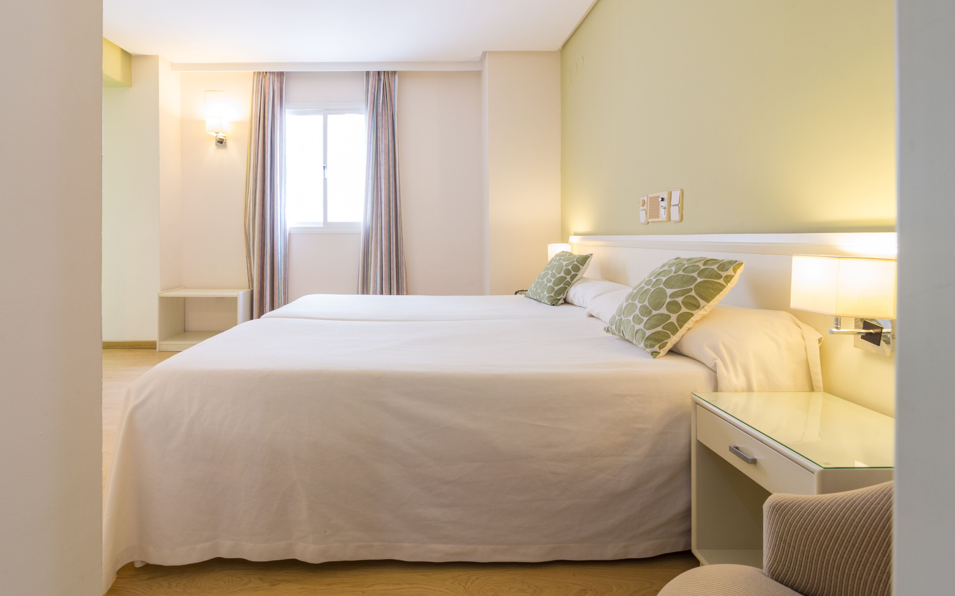 Habitación económica con 1 cama doble o 2 individuales | Wifi gratis, ropa de cama, accesible en silla de ruedas