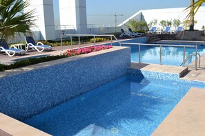 Outdoor pool - Ascapes Goldcrest Views 2 Tower (Dubai)
