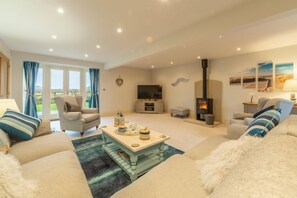 TV, fireplace, ping pong - Field Corner (4), Docking, Norfolk (Station Road)