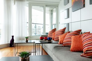 42 吋平面電視連數碼電視頻道、電視、加熱地板