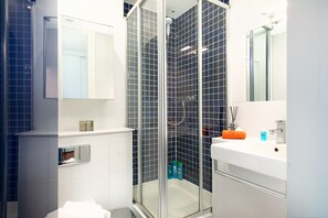 Exclusive-Apartment | Badezimmer | Badewanne und Dusche (separat), kostenlose Toilettenartikel