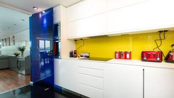 Refrigerador con congelador, microondas, horno y parrilla de estufa