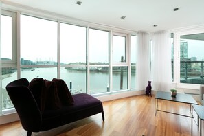 Executive lounge - River view Luxury 3bed flat with views (London)