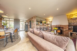 TV, fireplace - Cog Cottage, Great Walsingham. Norfolk (Great Walsingham)