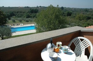 Outdoor dining - Villa with private pool and large garden, at Corchiano, only 60 km from Rome. Ideal for those who wa (Corchiano)