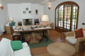TV, fireplace