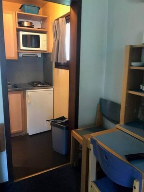 Kühlschrank, Mikrowelle, Herdplatte, Wasserkocher mit Kaffee-/Teezubehör