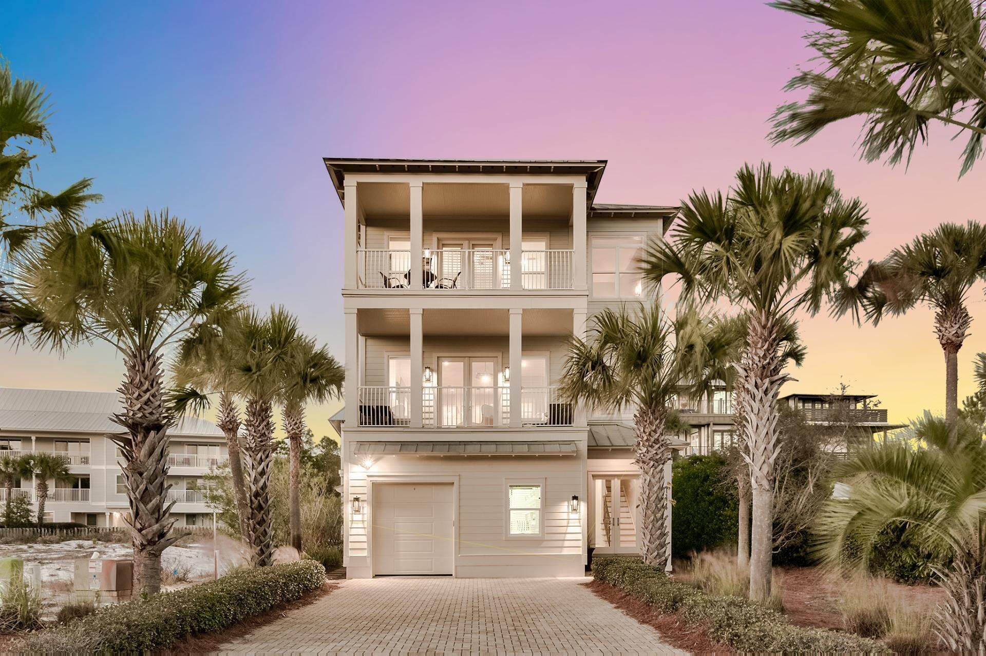 Book Now for Fall Getaways! Private Community Pool! Easy Walk to the Beach! 6 Adult Bikes!