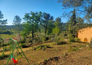 A rural landscape with a swing set, a building with a red roof, and a field in the background. - Villa with pool between the sea and the Gorges du Verdon (Callas)
