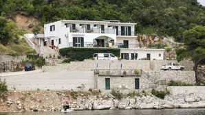 A coastal property with a stone staircase leading to a white building with multiple balconies. - Apartments Posta - Comfort Studio with Balcony and Sea View (Saplunara)
