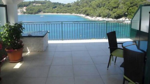 A balcony with a view of a beach and the sea. - Apartments Posta - Comfort Studio with Balcony and Sea View (Saplunara)