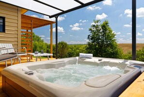 Outdoor spa tub - Chambre d'hotes Saga (Savignac-Mona)