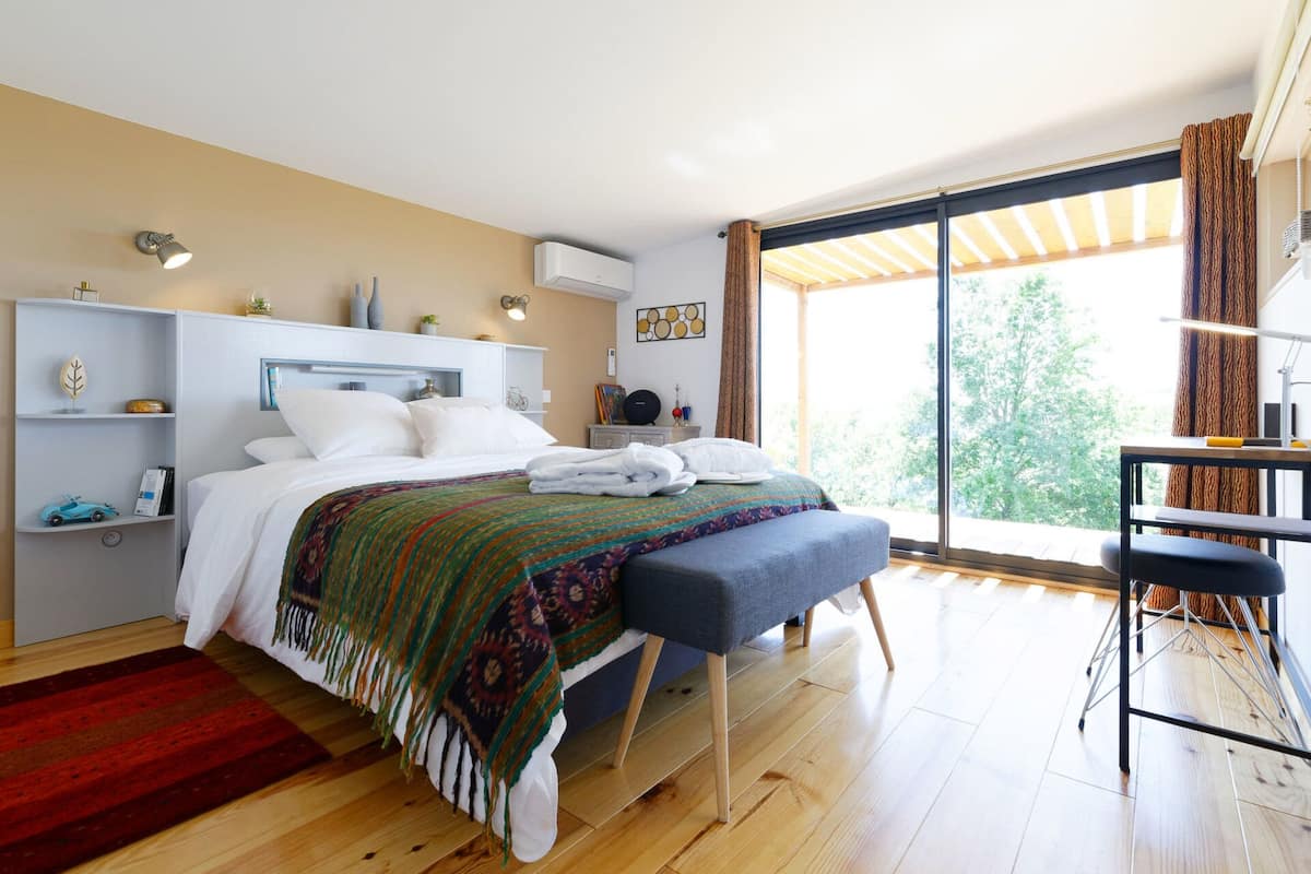 Suite | 1 dormitorio, minibar, escritorio y cortinas opacas