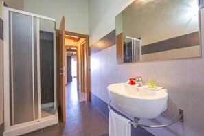 Douche, sĂšche-cheveux, bidet, serviettes fournies