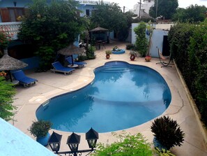 Piscina externa sazonal, guarda-sóis, espreguiçadeiras