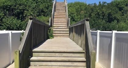 Vuoden 2020 upouudet vaiheet rannalla sijaitsevaan yksityiseen lämmitettyyn uima-altaaseen