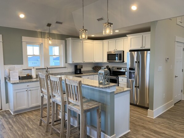 Kjøleskap, mikrobølgeovn, ovn og kokeplater