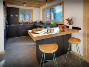 Réfrigérateur, four à micro-ondes, un four, surface de cuisson