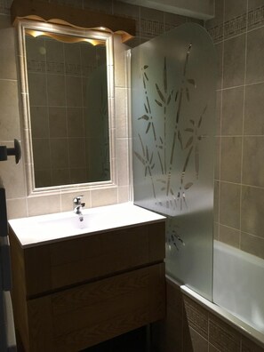 Baignoire, séchoir à cheveux