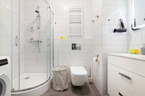 Comfort-lejlighed | Badeværelse | Bruser, gratis toiletartikler, hårtørrer, håndklæder