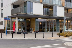 Un bâtiment moderne qui abrite un restaurant appelé « Vilano » au rez-de-chaussée.