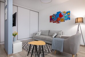 Comfort-Apartment | Wohnzimmer | 30-Zoll-Flachbildfernseher mit Kabelempfang, Fernseher
