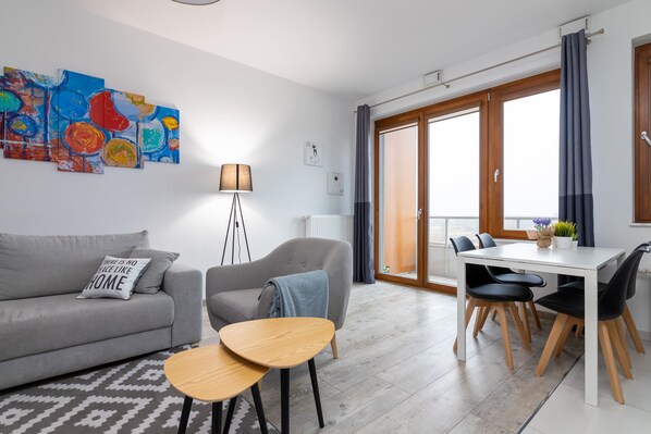 Comfort-Apartment | Wohnzimmer | 30-Zoll-Flachbildfernseher mit Kabelempfang, Fernseher