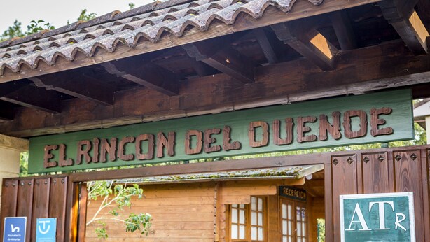 Un edificio de madera con un letrero que dice "EL RINCÓN DEL OUENDE".