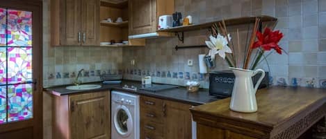 Réfrigérateur, micro-ondes, plaque de cuisson, grille-pain