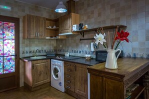 Jääkaappi, mikroaaltouuni, liesi, leivänpaahdin