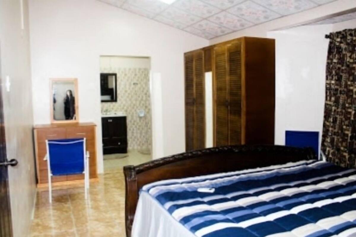 Casa familiar | 6 dormitorios, tabla de planchar con plancha, wifi gratis y ropa de cama
