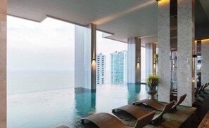 2 outdoor pools - The Riviera wong Amat Beach (Pattaya)