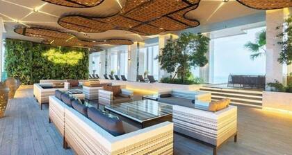 The Riviera wong Amat Beach