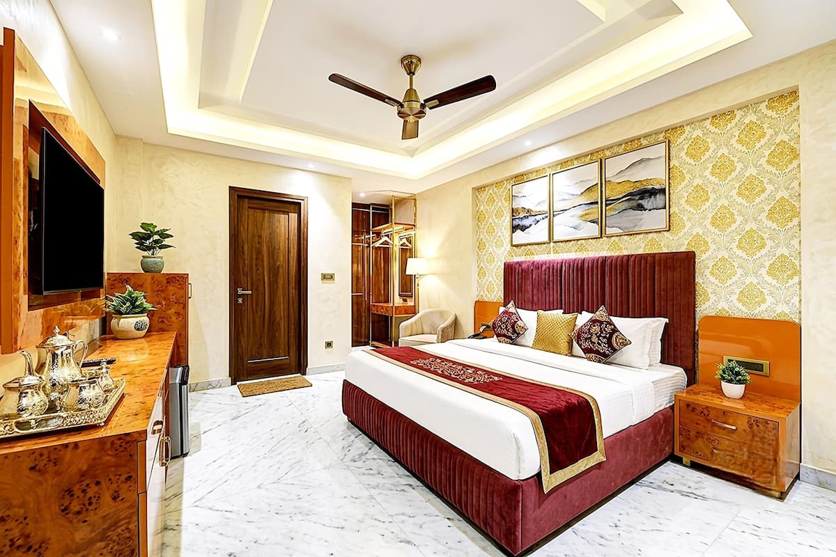 Desk, laptop workspace, free WiFi, bed sheets