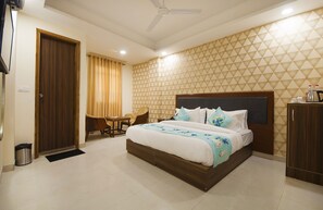 مكتب ومساحة عمل للكمبيوتر المحمول وواي فاي مجانًا وملاءات أسرّة