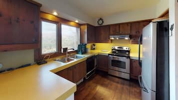 Chalet | Private kitchen | Full-size fridge, microwave, oven, stovetop