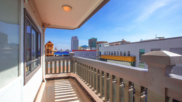 A balcony with a view of a cityscape, including buildings and a construction site. - Cambodia Eren Hotel (Phnom Penh)