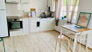 Een koelkast, een microgolfoven, een oven, een kookplaat