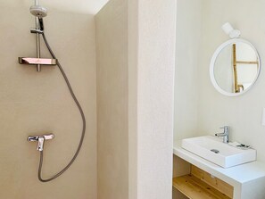 Regadera, toallas, jabón, papel de baño 