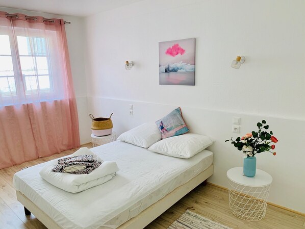 1 habitación, tabla de planchar con plancha y cuna de viaje 