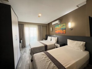 Dreibettzimmer | Daunenbettdecken, Betten mit Memory-Foam-Matratzen, Schreibtisch