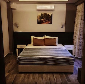City-Zimmer | Daunenbettdecken, Betten mit Memory-Foam-Matratzen, Schreibtisch