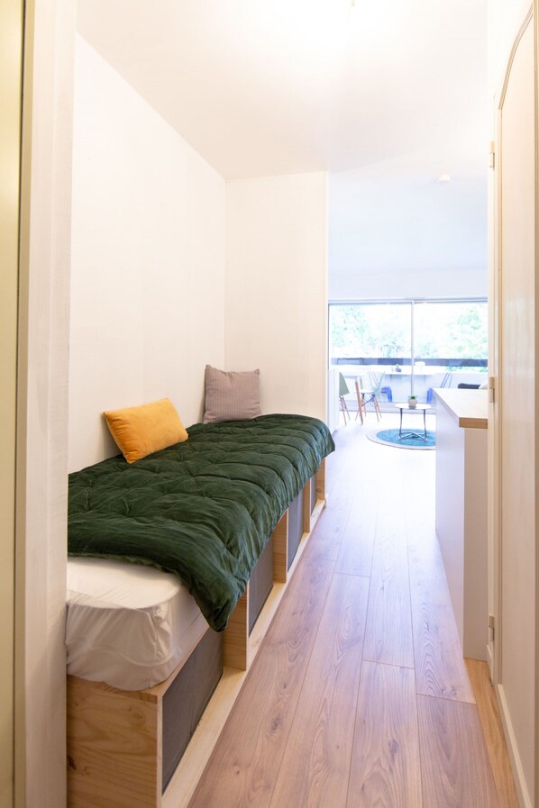 Iron/ironing board, free WiFi, bed sheets