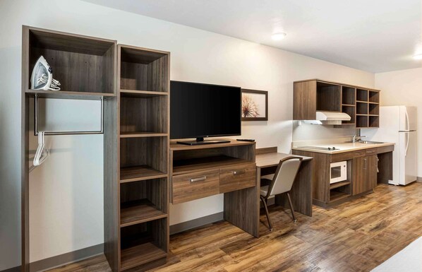 標準開放式客房, 非吸煙房, 冰箱和微波爐 | 書桌、筆電工作空間、熨斗/熨衣板、免費無線上網