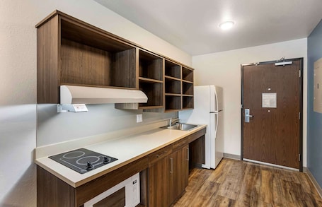 Desk, laptop workspace, iron/ironing board, free WiFi